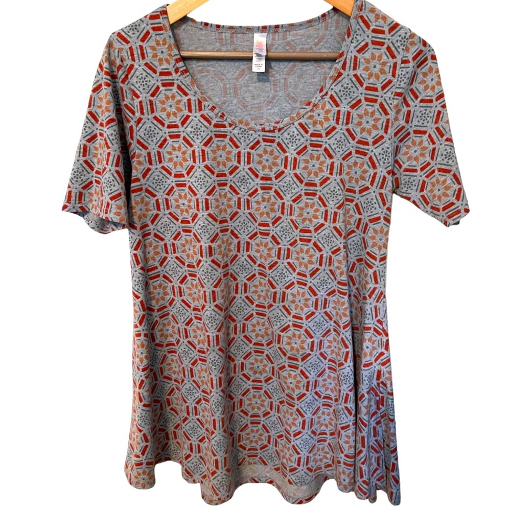 LulaRoe Swing Shape Perfect T-shirt in size XS